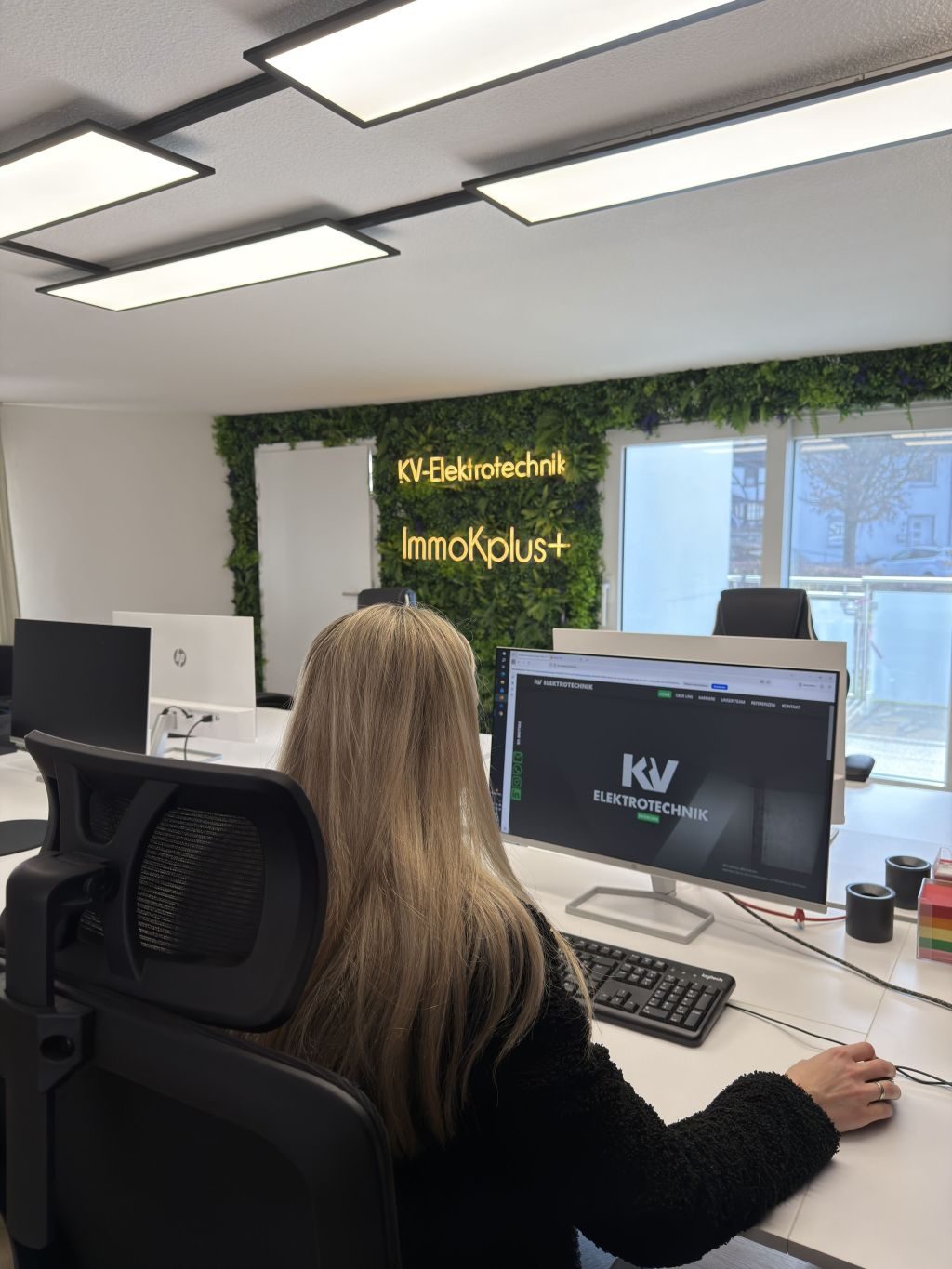Modernes Büro mit strukturierter Lichtführung