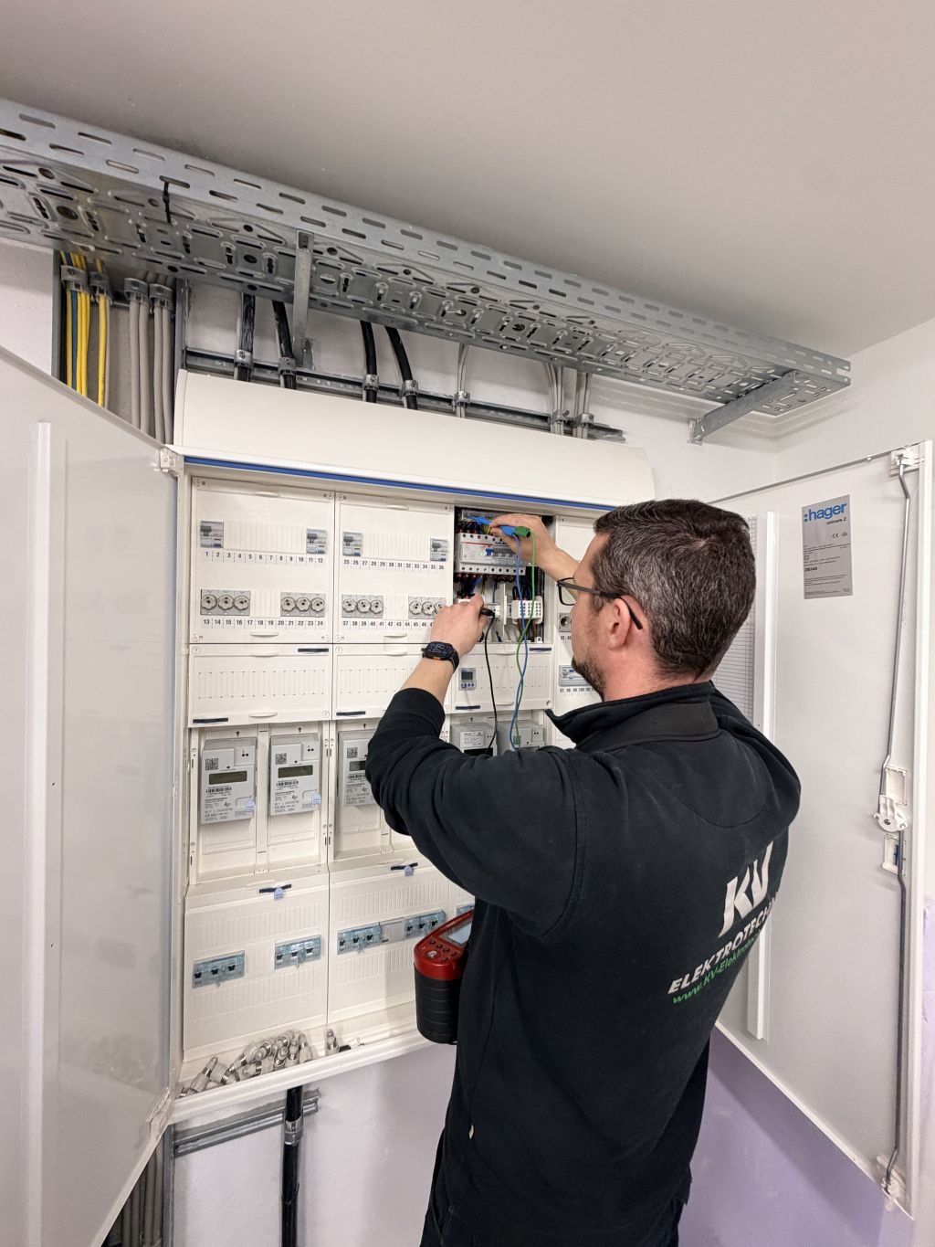 Techniker bei der Messung im Service-Einsatz