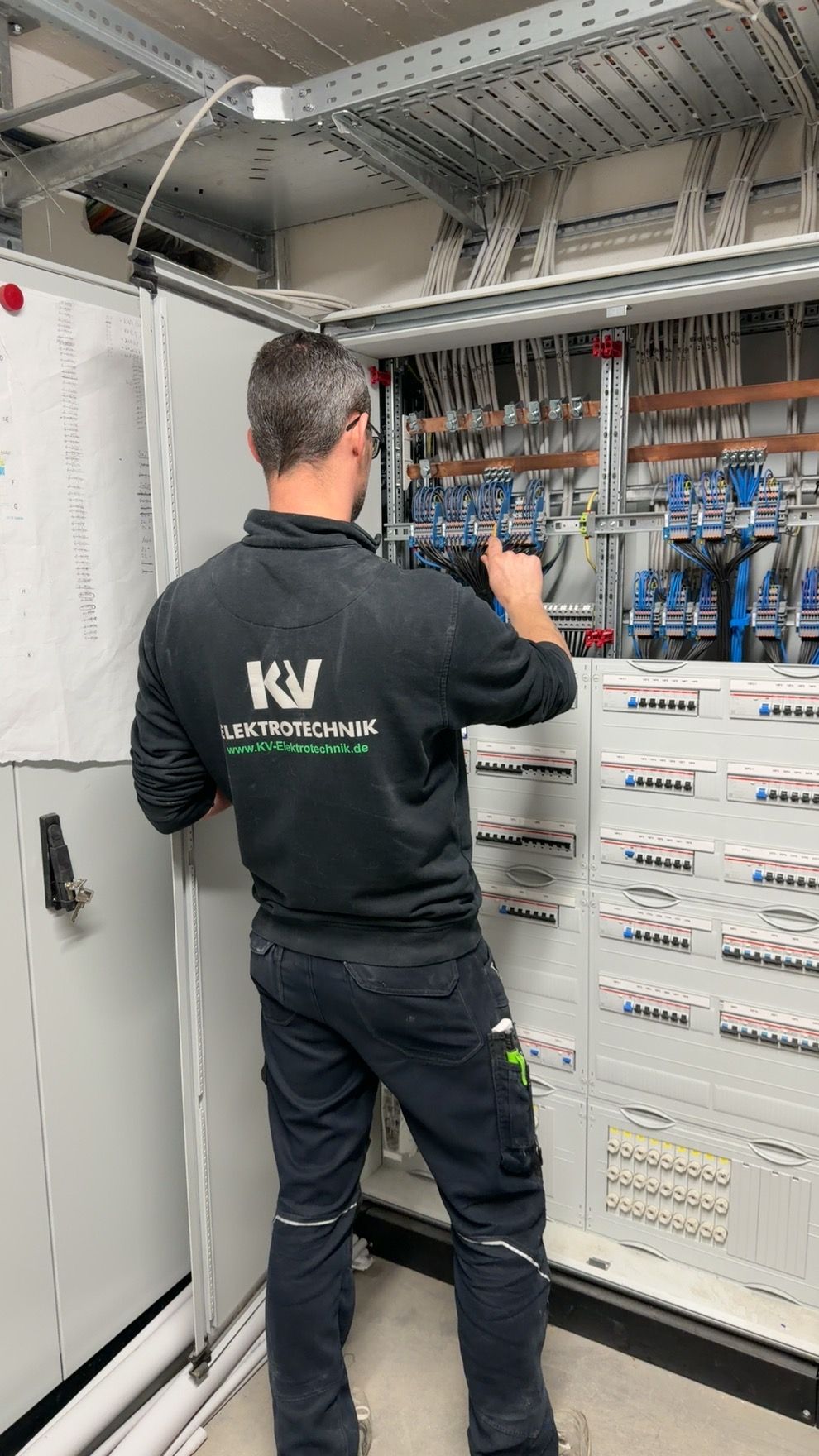 KV-Mitarbeiter bei der Schaltschrankinstallation