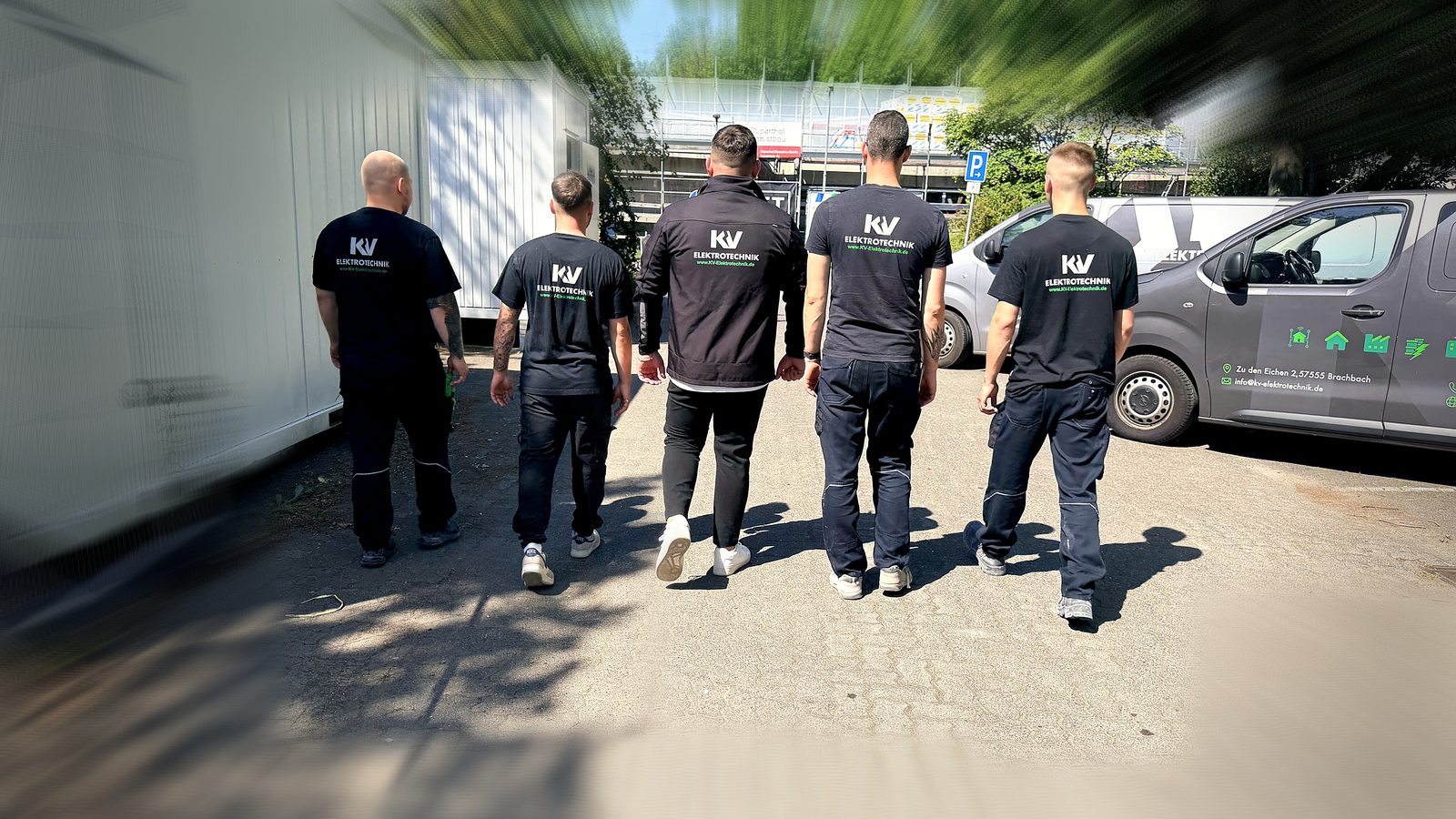 Das Team von KV Elektrotechnik auf dem Weg zur Baustelle