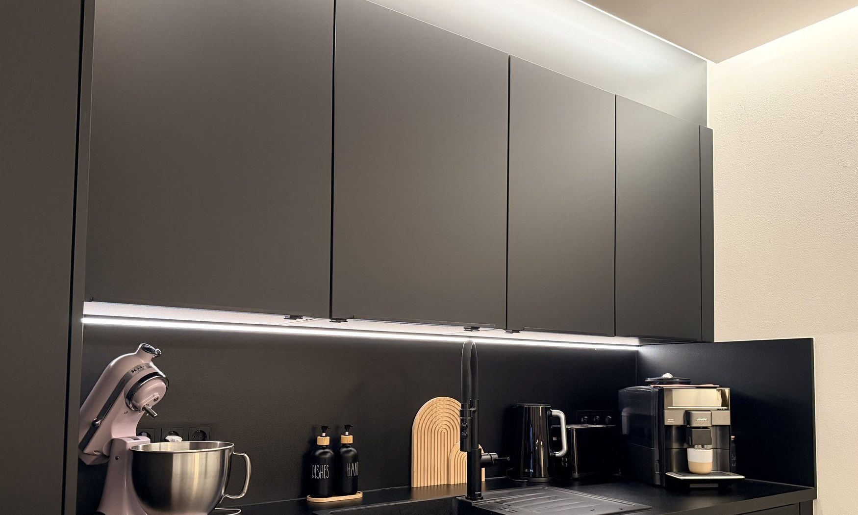 Moderner Wohnraum mit Lichtstimmung
